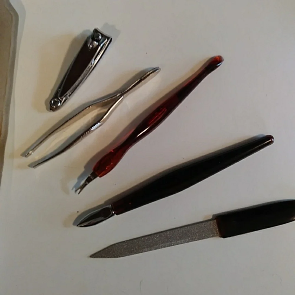 Oleg Cassini Tan Quilted manicure set - Picture 5 of 6